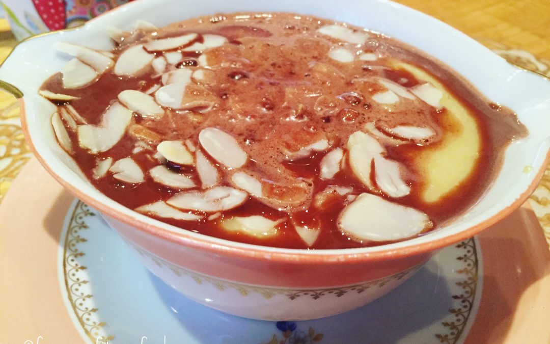 Porridge di avena alla banana, crema al cioccolato e mandorle
