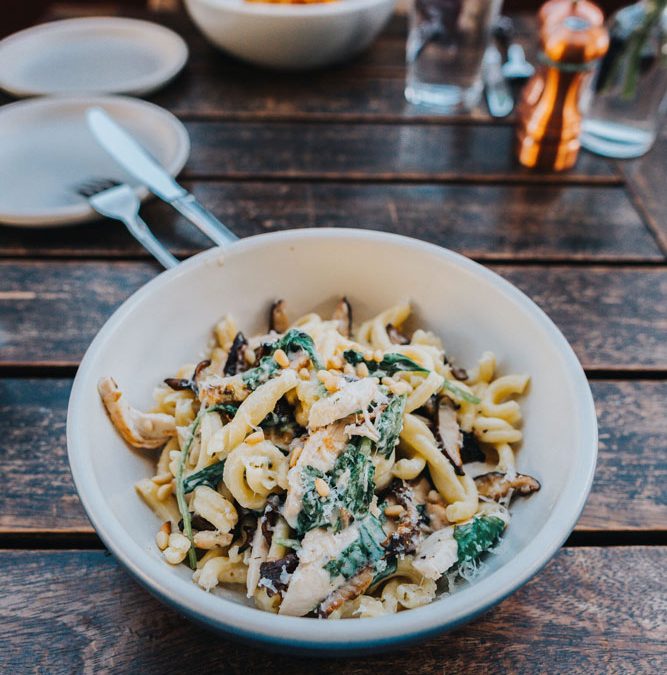 Pasta con crema di radicchio e noci